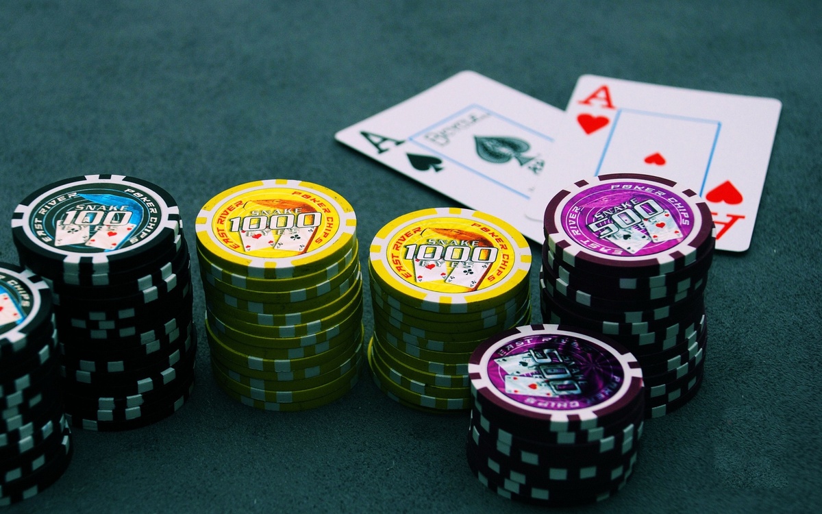 Mega Joker slot کھلاڑیوں کے لیے لائیو کیسینو سیکشن